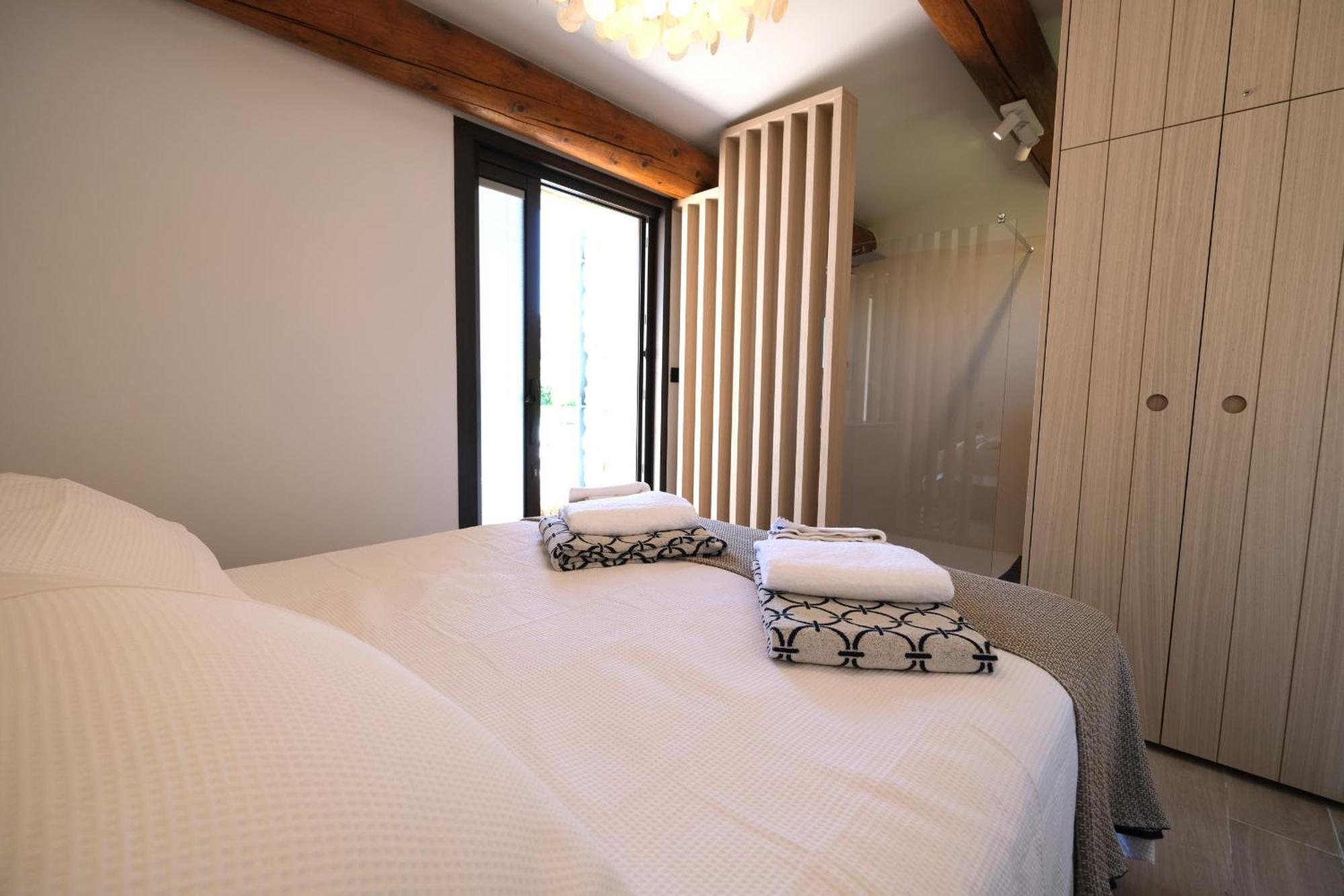 Provencal House With Heated Pool, View Of The Luberon In Robion - Accommodates 12 People. 外观 照片