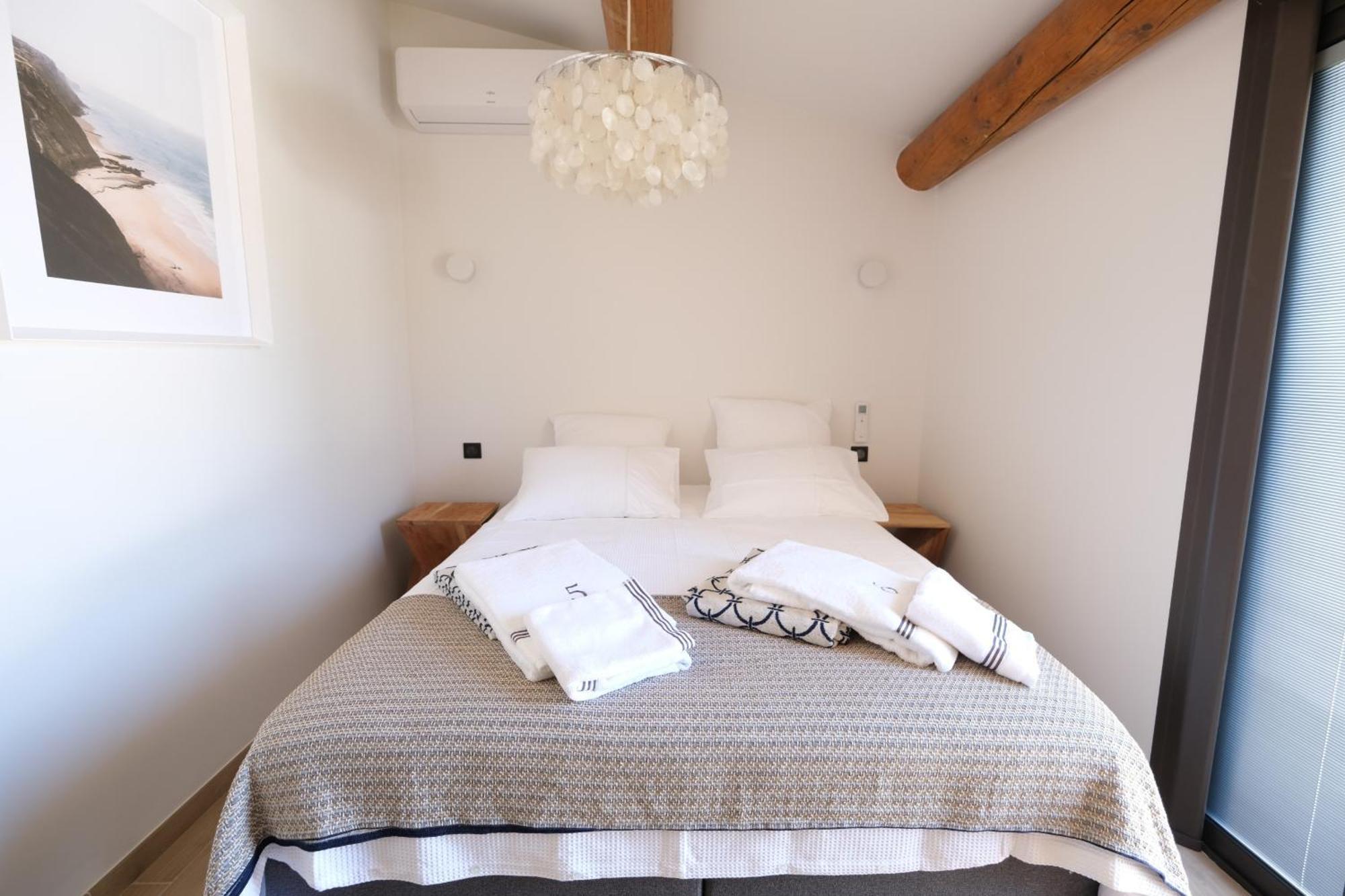Provencal House With Heated Pool, View Of The Luberon In Robion - Accommodates 12 People. 外观 照片