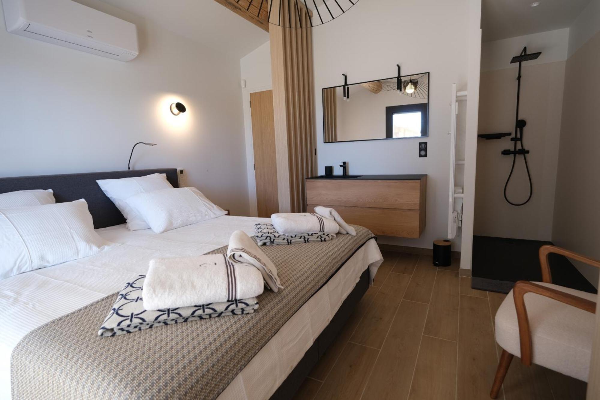 Provencal House With Heated Pool, View Of The Luberon In Robion - Accommodates 12 People. 外观 照片