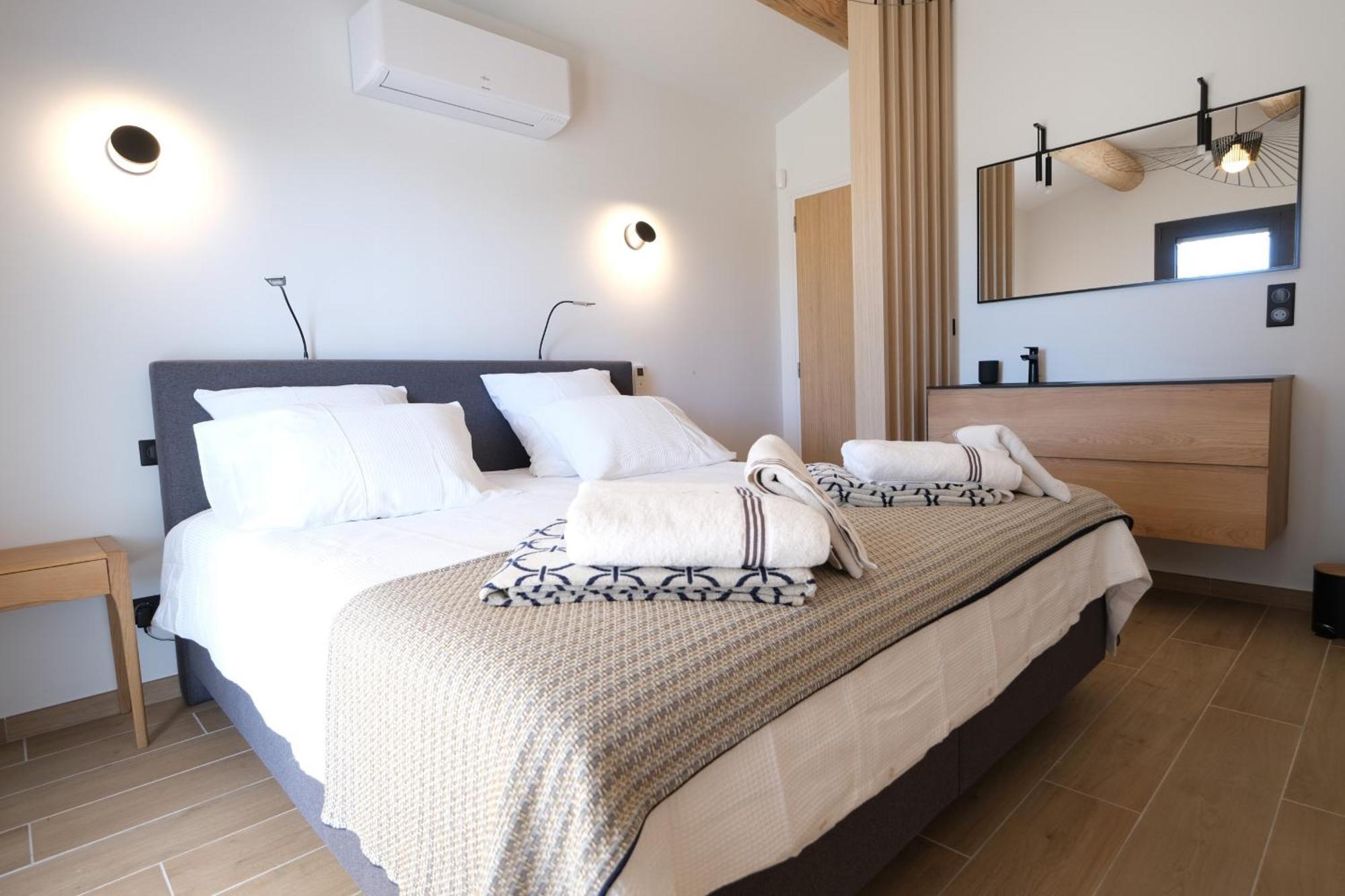 Provencal House With Heated Pool, View Of The Luberon In Robion - Accommodates 12 People. 外观 照片