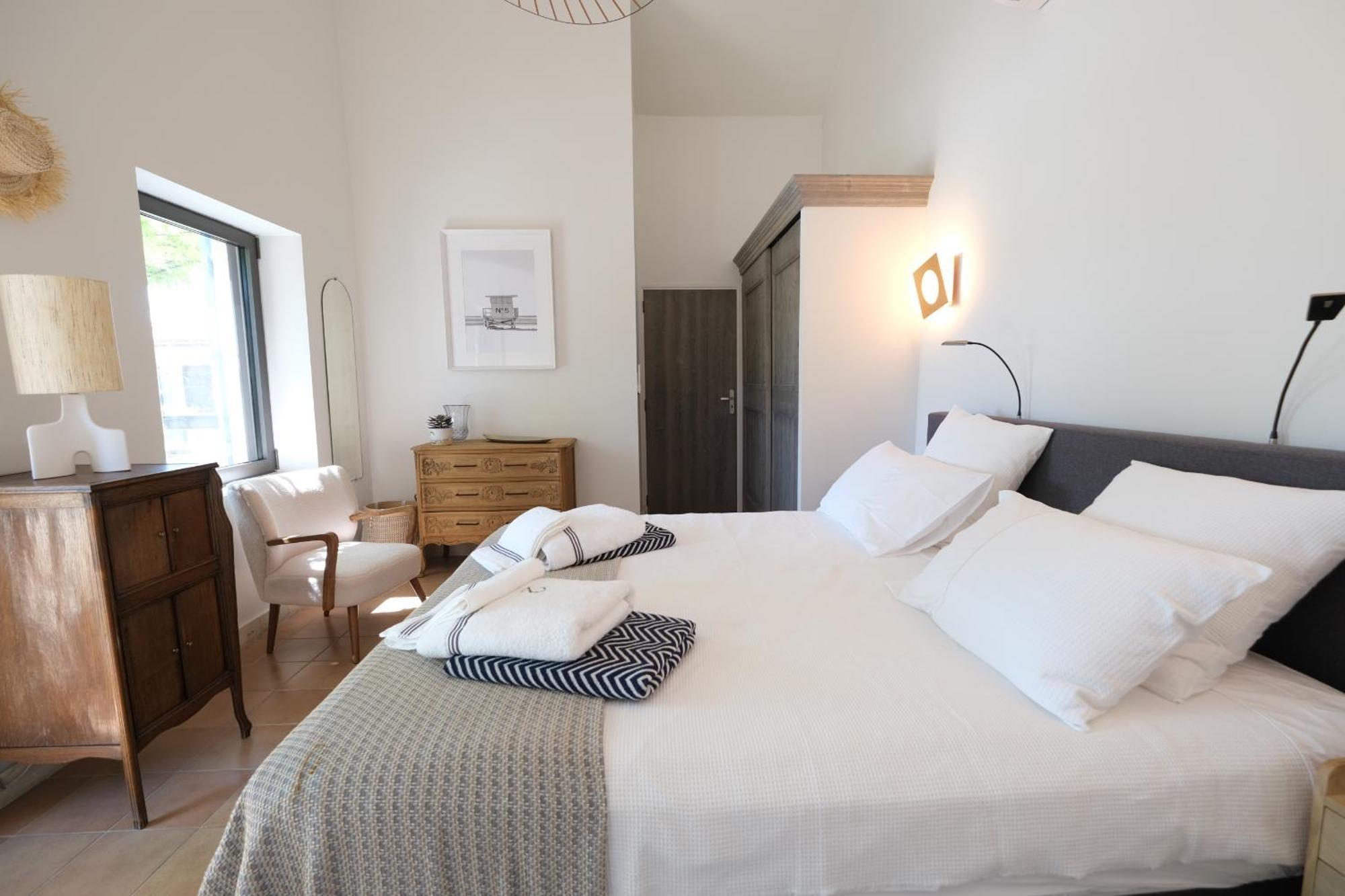 Provencal House With Heated Pool, View Of The Luberon In Robion - Accommodates 12 People. 外观 照片